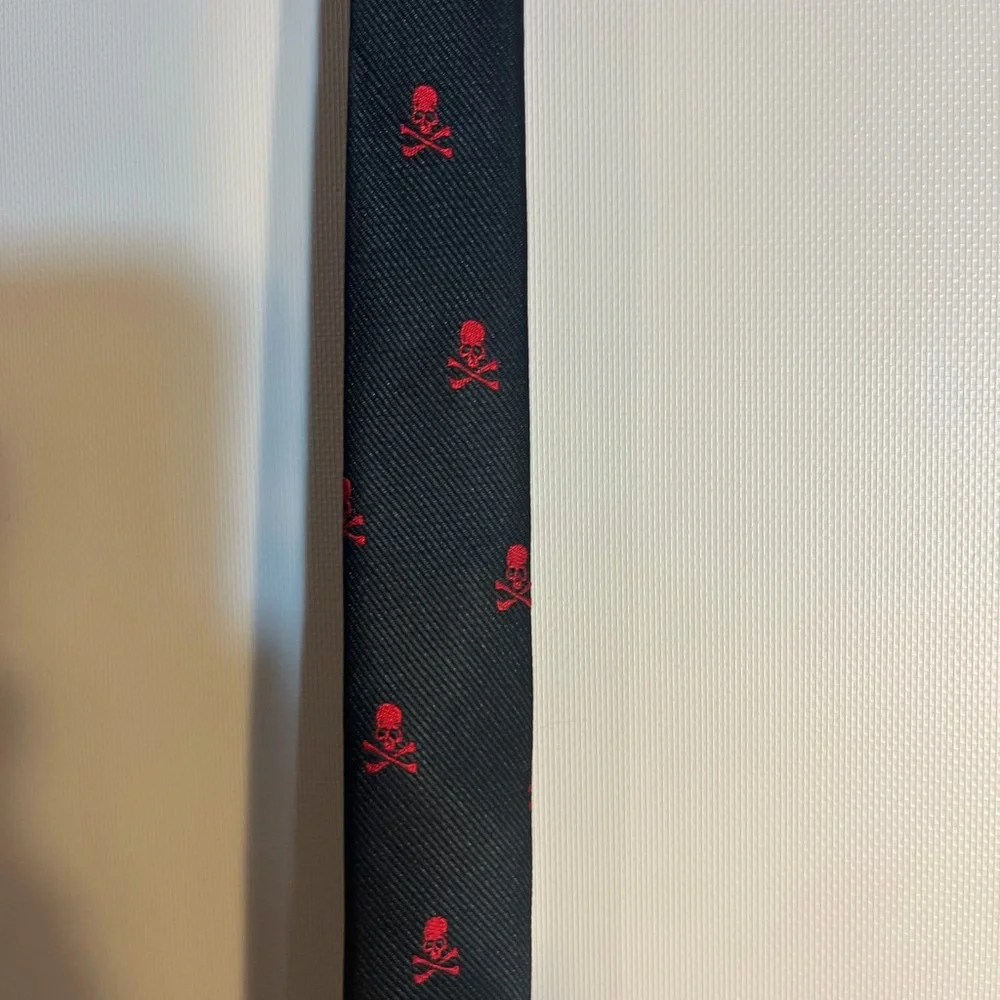Black and Red Skull Pattern Tie